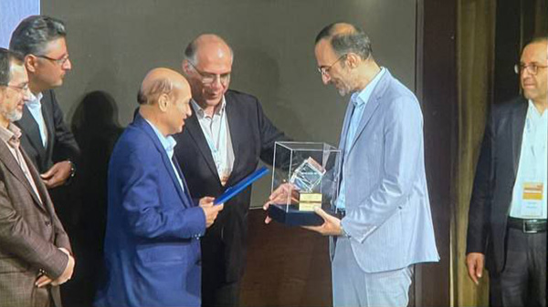 جایزه ویژه کنگره بین المللی دانش اعتیاد به جمعیت خیریه تولد دوباره اهدا شد
